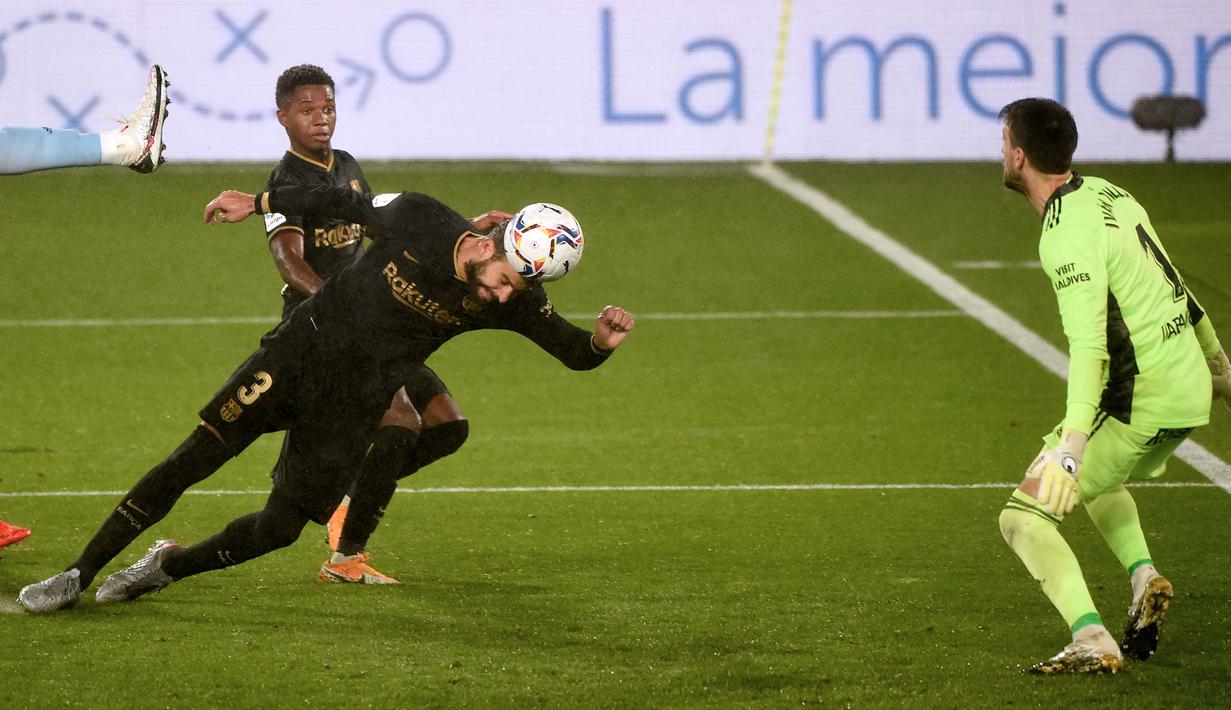 Bek Barcelona, Gerard Pique, berusaha mencetak gol ke gawang Celta Vigo pada laga lanjutan Liga Spanyol di Stadion Balaidos, Jumat (2/10/2020) dini hari WIB. Barcelona menang 3-0 atas Celta Vigo. (AFP/Miguel Riopa)