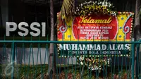 Karangan bunga terpampang di depan kantor PSSI di Stadion GBK, Jakarta, Sabtu (27/2/2016). Meski Kemenpora masih mengkaji ulang SK Pembekuan PSSI namun salah satu pecinta sepak bola sudah mengirimi ucapan selamat. (Liputan6.com/Helmi Fithriansyah)