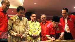 Ketua Umum Dewan Pimpinan Nasional SOKSI Ade Komaruddin menandatangi MoU dengan Jamkrindo untuk membantu mempermudah akses kredit bagi kelompok Usaha Mikro, Kecil dan Menengah (UMKM) dan koperasi, Jakarta, Minggu (9/8/2015). (Liputan6.com/Helmi Afandi)
