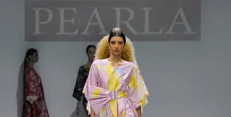 Brand asal Dubai Pearla memberikan pernyataan gaya pada kaftan lewat sabuk beraksen kipas dan print colorful (Foto: Instagram @pearladubai)