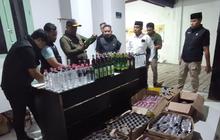 Satpol PP Probolinggo Sita 512 Botol Miras Oplosan dalam Razia Miras Probolinggo di Maron