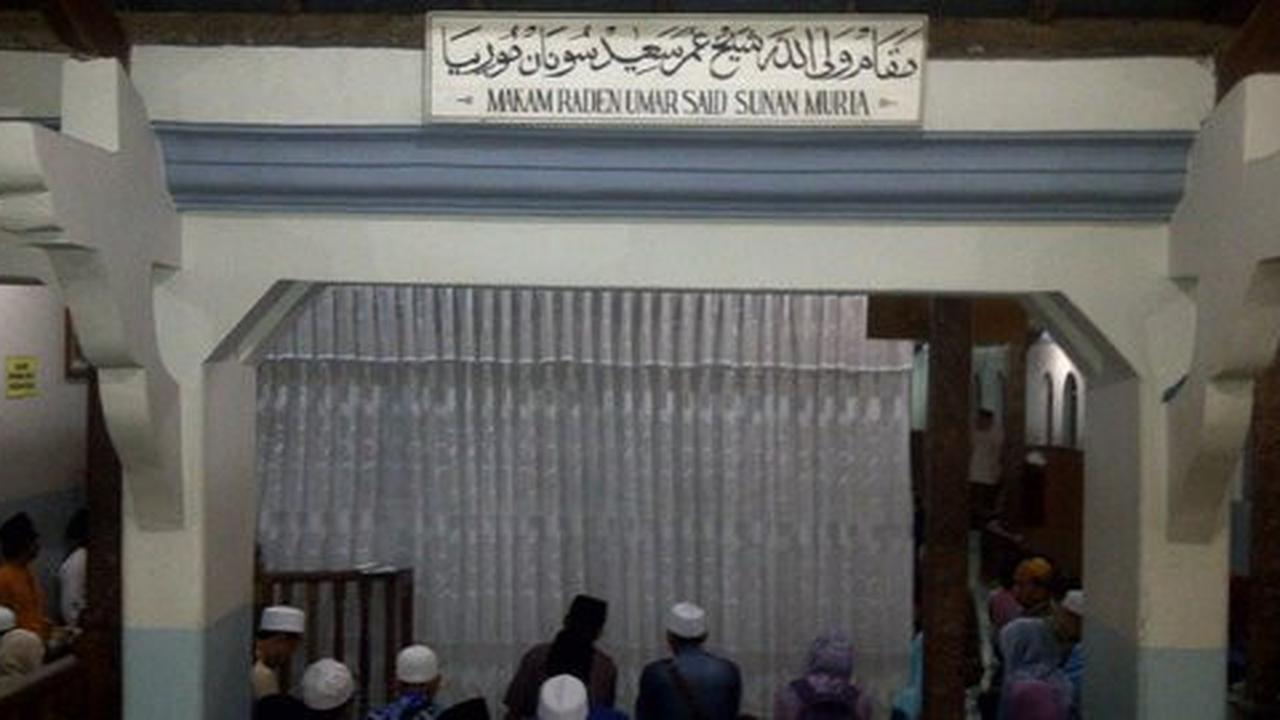 Di depan makam Sunan Muria, banyak peziarah berdoa agar lancar puasa