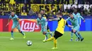 Kapten Borussia Dortmund, Marco Reus, melepaskan tendangan penalti saat melawan Barcelona pada Liga Champions di Stadion Signal Iduna Park, Selasa (18/9/2019). Kedua tim bermain imbang 0-0. (AP/Martin Meissner)