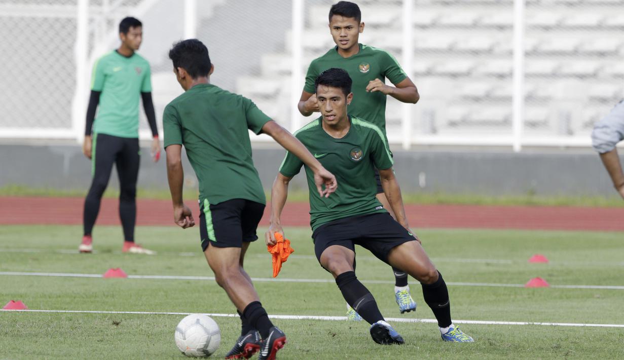 Pemain Timnas Indonesia U-22, Hanif Sjahbandi, saat latihan di Stadion Madya, Senayan, Jakarta, Senin (4/3). Latihan tersebut untuk persiapan kualifikasi Piala AFC U-23. (Bola.com/M Iqbal Ichsan)
