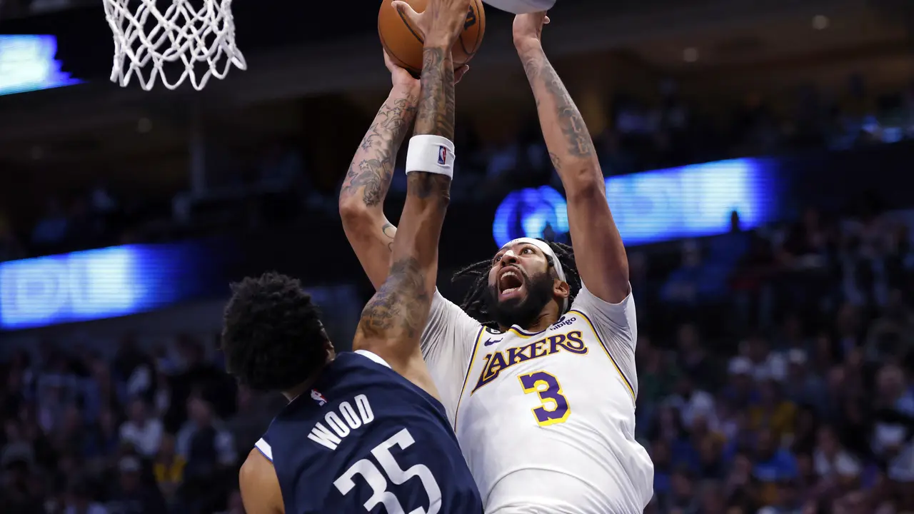 Anthony Davis beraksi saat Lakers melawan Mavericks