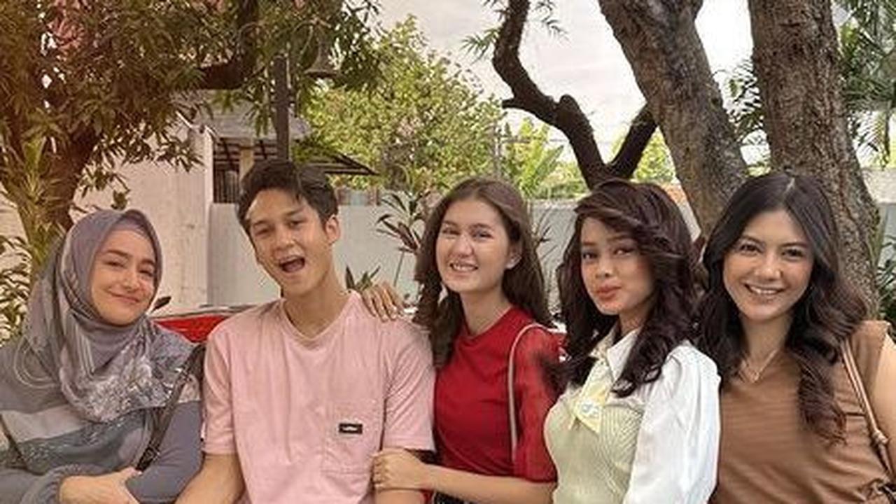 Segera Tamat, Intip 6 Potret Kompak Para Bintang Sinetron 'Dia Yang Kau Pilih