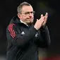 Manajer sementara Manchester United Ralf Rangnick saat meninggalkan lapangan setelah timnya menghadapi Wolverhampton Wanderers dalam lanjutan Liga Inggris di Old Trafford, Kamis (4/1/2022) dini hari WIB. MU kalah 0-1. (Paul ELLIS / AFP)