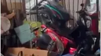Viral Mobil Listrik Tabrak Gerobak Mie Ayam dan Sejumlah Motor di Tebet