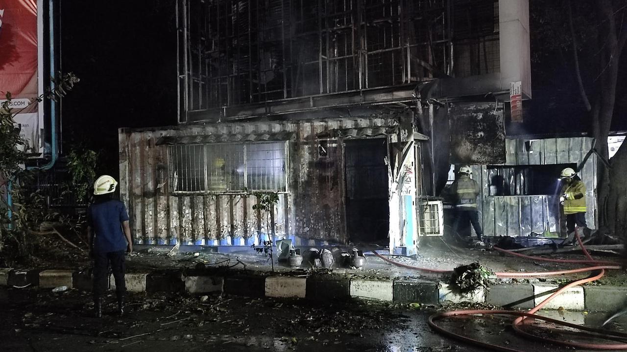 Kondisi Pos Polisi yang Dibakar Massa Berpakaian Hitam di Jalan Cikapayang-Tamansari Bandung