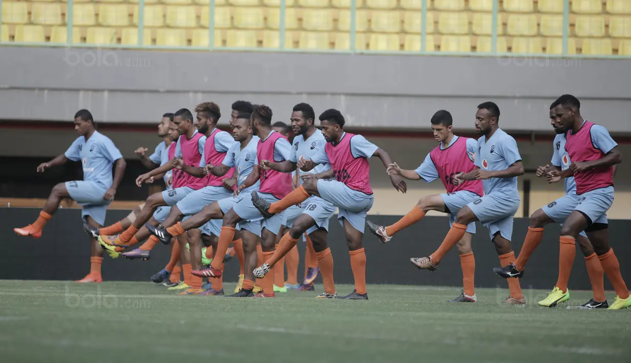 Pemain Timnas Fiji melakukan sesi latihan jelang laga melawan Indonesia di Stadion Patriot, Bekasi, Jumat, (1/9/2017). Fiji akan menjalani laga Persahabatan melawan Indonesia. (Bola.com/M Iqbal Ichsan)