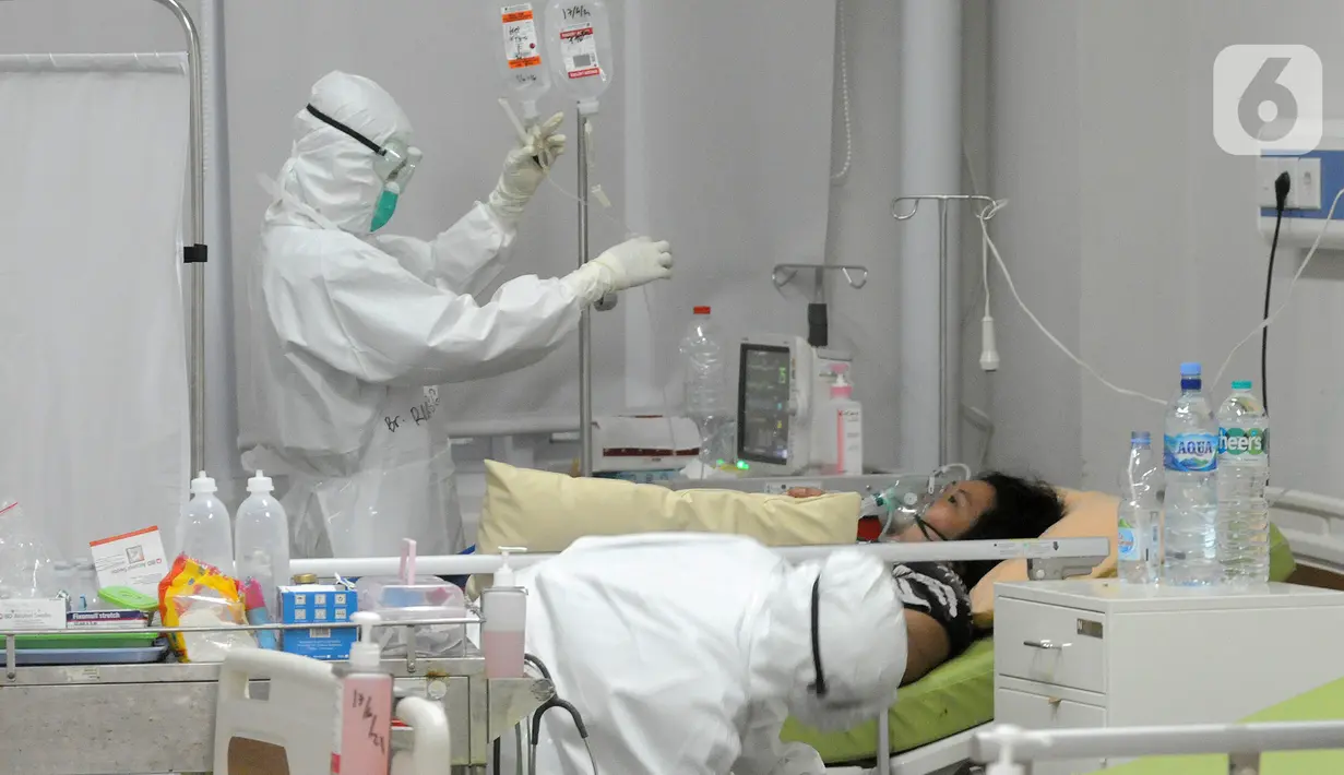 Paramedis merawat pasien COVID-19 di Ruang ICU RSUD Kota Bogor, Jawa Barat, Jumat (18/6/2021). Kepedulian paramedis terhadap pasien tetap mereka lakukan walau jumlah pasien COVID-19 terus bertambah. (merdeka.com/Arie Basuki)