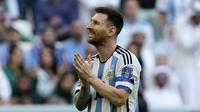 Timnas Argentina unggul lebih dahulu lewat penalti Lionel Messi di awal babak pertama. Lionel Messi kembali mencetak gol keduanya di laga ini. Namun sayang wasit tidak mengesahkan gol itu karena sang penyerang sudah berada dalam posisi offside. (AP Photo/Natacha Pisarenko)