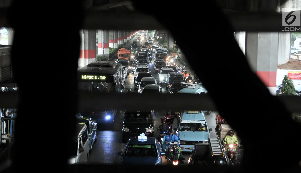 Kemacetan arus lalu lintas di Jalan DI Panjaitan, Jakarta, Selasa (11/12). Kemacetan yang terjadi dari arah Cawang-Tanjung Priok terjadi akibat adanya pembangunan tol Becakayu yang menghilangkan jalur lambat. (Merdeka.com/ Iqbal S. Nugroho)