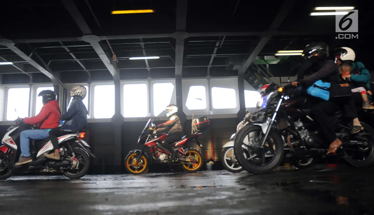 Pemudik berkendara sepeda motor memasuki dek kapal penyeberangan di Dermaga 1 Pelabuhan Penyebrangan Merak, Banten, Sabtu (1/6/2019). Diperkirakan puncak arus mudik menuju pulau Sumatera akan terjadi pada Sabtu (1/6) dan Minggu (2/6). (Liputan6.com/Helmi Fithriansyah)