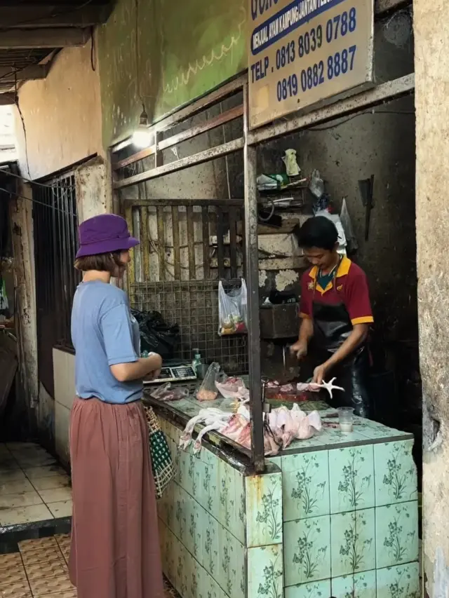 Indah Permatasari Tampil Sederhana