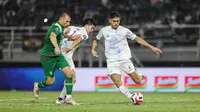 Pemain PSIM Yogyakarta, Franco Ramos Mingo (kanan) mencoba mengamankan bola dari kejaran pemain Persebaya Surabaya,&nbsp;Mihailo Perovic&nbsp;pada BRI Super League 2025/2026 di Stadion Gelora Bung Tomo, Surabaya,&nbsp;Jumat (8/8/2025). (Bola.com/Abdul Aziz)&nbsp;
