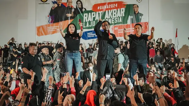Calon wakil presiden (cawapres) nomor urut 3 Mahfud Md menghadiri Rapat Akbar Laju Indonesia #GAMA2024 bersama Rieke Diah Pitaloka di Mustikasari Convention Hall, Mustikajaya Bekasi Timur, Jawa Barat, Sabtu (9/12/2023).