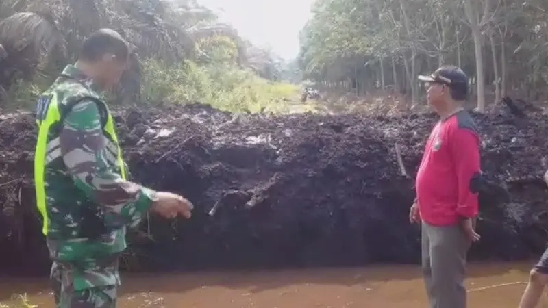 Potongan video masyarakat di Pulau Rupat Selatan melihat kanal yang memutuskan jalan.