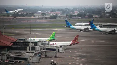 Pesawat milik sejumlah maskapai terparkir di areal Bandara Soekarno Hatta, Tangerang, Banten, Kamis (16/5/2019). Pemerintah akhirnya menurunkan tarif batas atas (TBA) tiket pesawat atau angkutan udara sebesar 12-16 persen yang berlaku mulai Kamis hari ini. (Liputan6.com/Faizal Fanani)