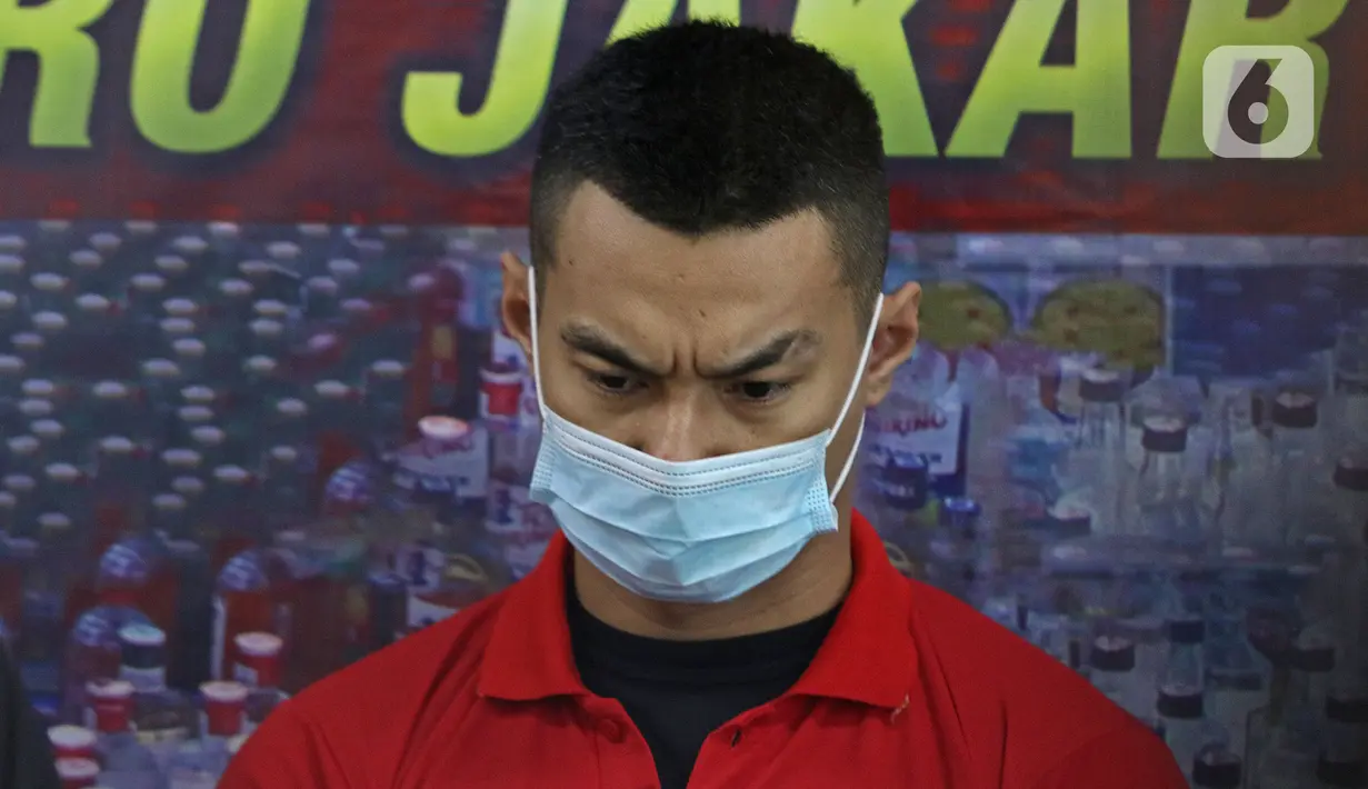 Artis peran Agung Saga dihadirkan dalam rilis kasus kepemilikan narkotika di Polres Metro Jakarta Pusat, Rabu (31/3/2021). Polisi mengamankan satu bungkus plastik klip kecil berisikan narkoba jenis sabu seberat 0,28 gram. (Liputan6.com/Herman Zakharia)
