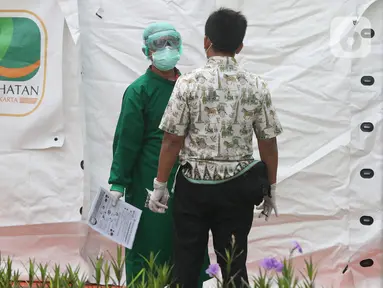 Petugas medis berbincang saat melakukan pemeriksaan mandiri virus corona COVID-19 di rumah sakit rujukan RSUD Pasar Minggu, Jakarta Selatan, Kamis (26/3/2019). Pemeriksaan diikuti oleh Orang Dalam Pemantauan (ODP), Pasien Dalam Pengawasan (PDP), dan suspect. (Liputan6.com/Herman Zakharia)