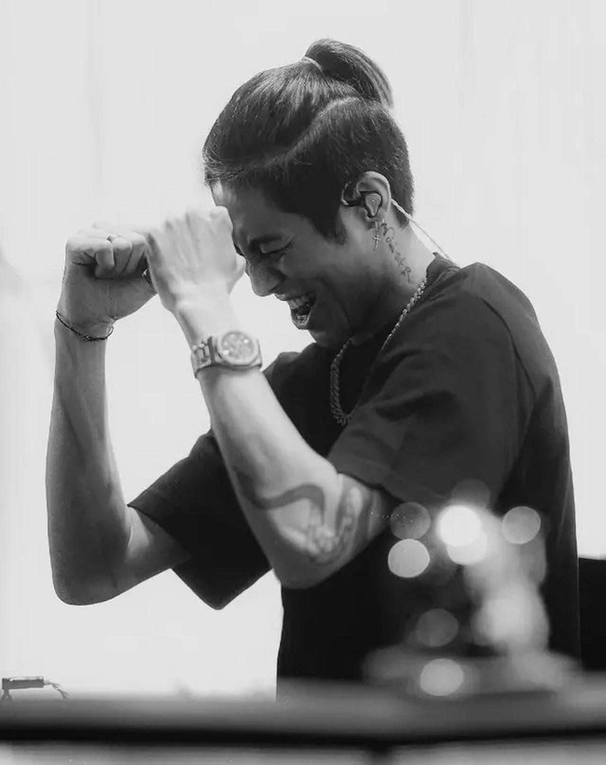 Gaya Rambut DJ Panda dengan Potongan Man Bun Undercut yang Jadi Ciri Khas