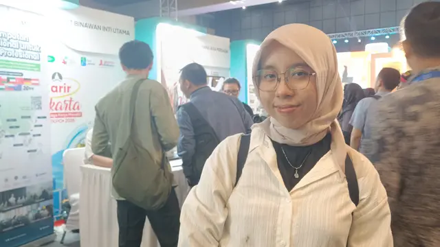 Eva memanfaatkan fasilitas job fair untuk memperoleh informasi lowongan kerja.