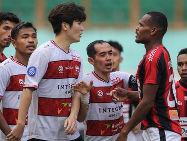 Persipura berhasil memaksakan hasil imbang 2-2 melawan Madura United dalam laga pekan ke-6 BRI Liga 1 2021/2022 di Stadion Wibawa Mukti, Cikarang, Minggu (3/10/2021). Hasil ini belum mampu mengangkat Tim Mutiara Hitam dari peringkat dua terbawah klasemen sementara. (Bola.com/Bagaskara Lazuardi)