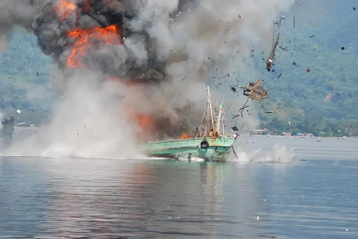 Detik-detik Peledakan 2 Kapal Asing Pencuri Ikan di Ambon