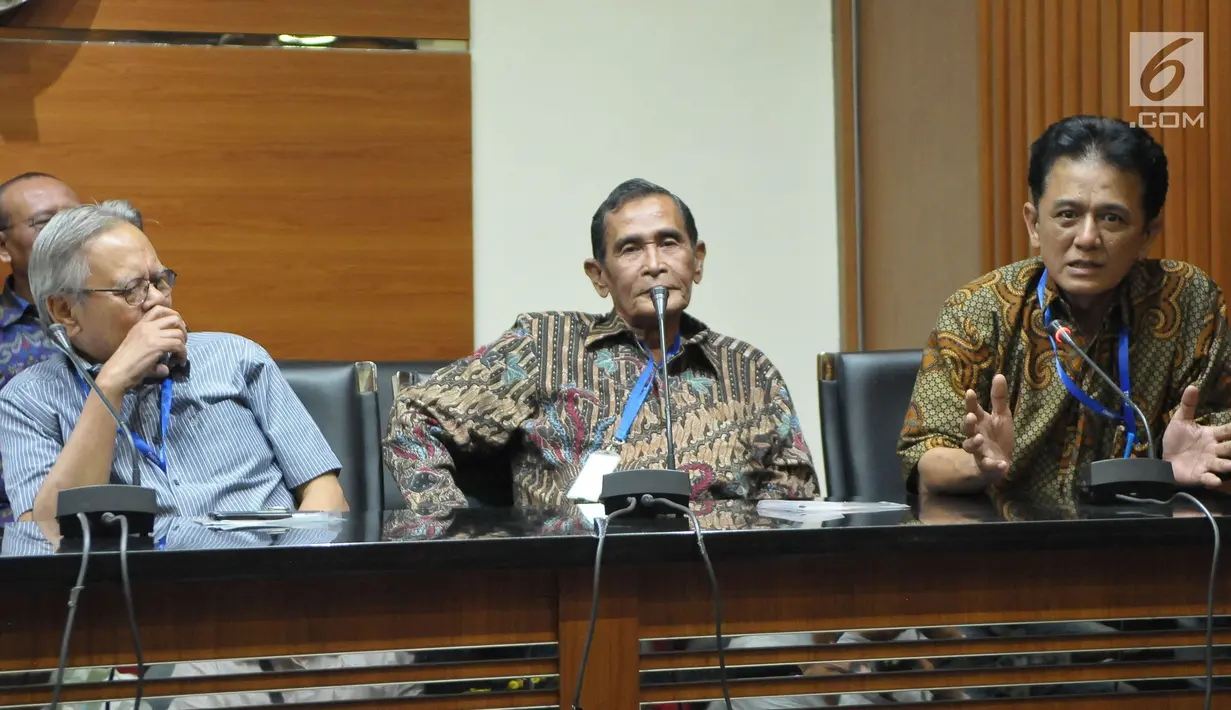 Mantan pimpinan KPK, Chandra M Hamzah (kanan) memberikan keterangan pers di Gedung KPK, Jakarta, Jumat (7/7). Para mantan pimpinan KPK memberikan dukungan terhadap upaya KPK menyelidiki kasus dugaan korupsi E-KTP. (Liputan6.com/Helmi Afandi)