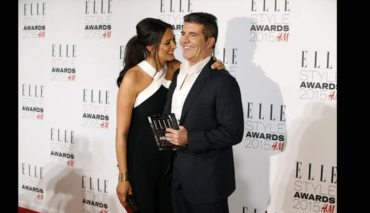 Pasangan Simon Cowell dan Lauren Silverman terlihat kompak saat menghadiri ajang Elle Style Awards 2015, London, Selasa (24/2). (AFP PHOTO/Justin Tallis)