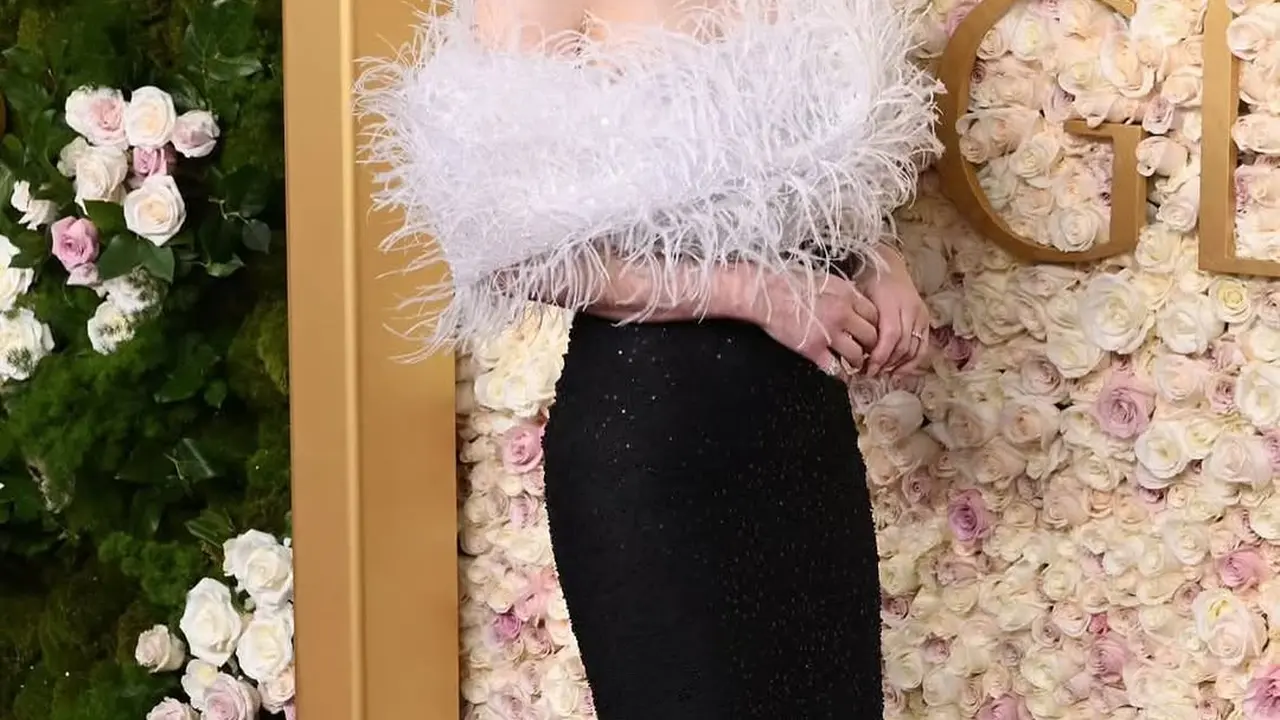Pesona Alexandra Daddario dengan Makeup Look Bold Dramatis di Golden Globes 2025