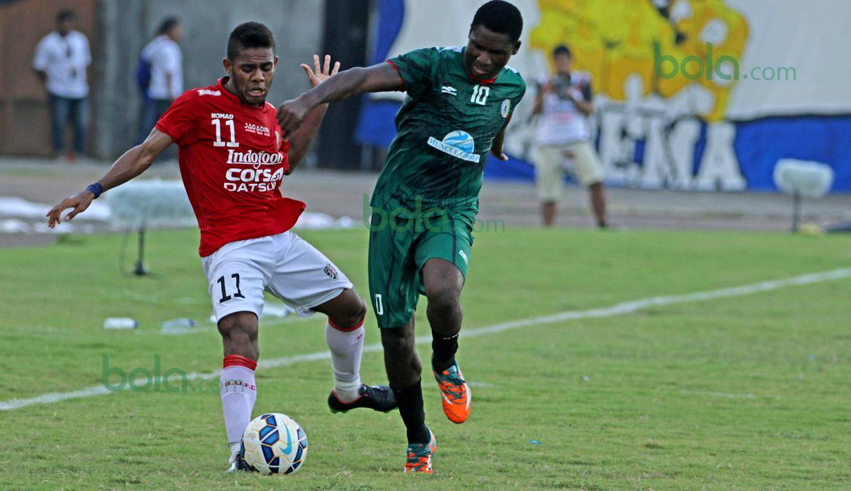 Duel Yabes Roni dengan Emile Mbamba di laga Bali United vs PSS Sleman pada turnamen sepak bola Bali Island 2016 di Stadion Gelora Samudra, Kuta Bali, Selasa (23/2/2016).  (Bola.com/Peksi Cahyo)