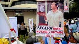 Para vendor dari sejumlah perusahaan membawa berbagai poster saat demo di depan Kedubes Arab Saudi, Jakarta, Rabu (7/10). Mereka meminta Cosmin C. Diluca selaku direktur PT N untuk segera membayarkan hutang senilai Rp25 miliar.(Liputan6.com/Faizal Fanani)