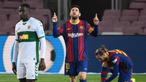 Striker Barcelona, Lionel Messi melakukan selebrasi usai mencetak gol pertama timnya ke gawang Elche dalam laga lanjutan Liga Spanyol 2020/21 pekan ke-24 di Camp Nou Stadium, Barcelona, Rabu (24/2/2021). Barcelona menang 3-0 atas Elche. (AFP/Lluis Gene)