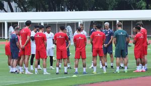 Pelatih Timnas Indonesia, John Herdman memimpin sesi latihan di Stadion Madya, Gelora Bung Karno, Jakarta, Selasa (24/3/2026). (Bola.com/M. Iqbal Ichsan)
