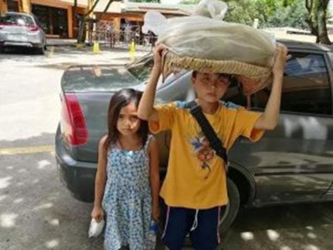 Kakak adik jualan jagung rebus demi membantu ekonomi keluarga | Photo: Copyright viral4real.com