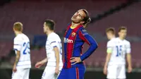 Penyerang Barcelona, Antoine Griezmann, tampak kecewa usai gagal mencetak gol ke gawang Dynamo Kiev pada laga Liga Champions di Stadion Camp Nou, Kamis (5/11/2020). Barcelona menang dengan skor 2-1. (AP/Joan Monfort)