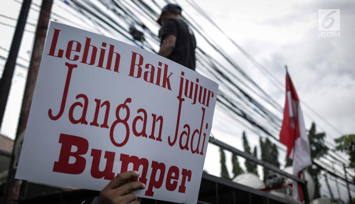 Massa yang mengatasnamakan Gerbang (Gerakan Anak Bangsa) menggelar unjuk rasa di depan PN Jakarta Selatan, Selasa (19/3). Dalam aksinya, mereka meminta Ratna Sarumpaet membongkar aktor intelektual dalam penyebaran hoaks. (Liputan6.com/Faizal Fanani)