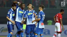 Pemain RCD Espanyol merayakan gol yang dicetak Papa Kouly Diop ke gawang Persija pada laga persahabatan di Stadion Patriot Candrabhaga, Bekasi, Rabu (19/7). Persija kalah telak dari RCD Espanyol 0-7. (Liputan6.com/Helmi Fithriansyah) 