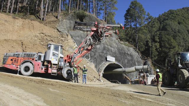Mesin berat yang dikerahkan di untuk penyelamatan 40 pekerja terjebak di terowongan runtuh  Uttarakhand, India pada Senin 20 November 2023. (AP)