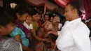 Warga bersalaman dengan Calon gubernur DKI Jakarta Anies Baswedan saat blusukan di Kampung Maja, Pegadungan, Jakarta Barat, Senin (7/11). (Liputan6.com/Immanuel Antonius)