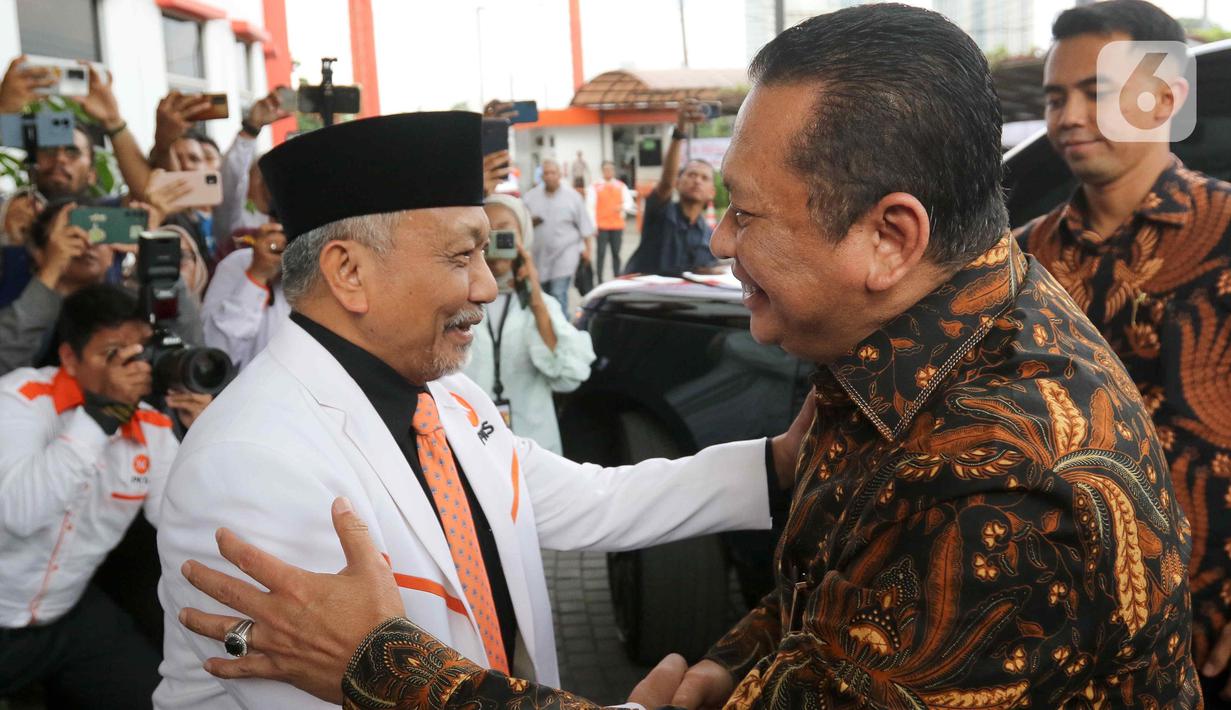Tampak jajaran politikus PKS menyambutnya, selain Syaikhu ada Sekjen Partai Abu Bakar Al-Habsyi, ada juga Wakil Ketua Dewan Syuro PKS, Hidayat Nur Wahid. (Liputan6.com/Herman Zakharia)