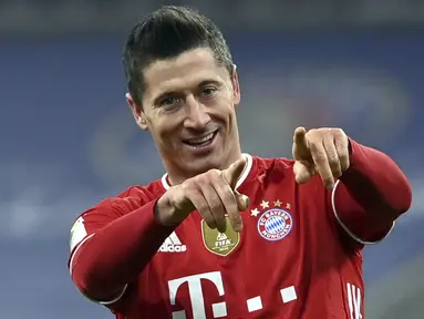 Penyerang Bayern Munchen, Robert Lewandowski berselebrasi usai mencetak gol ke gawang Borrusia Dortmund pada pertandingan lanjutan Bundesliga Jerman di Allianz Arena di Munich, Minggu (7/3/2021). Lewandowski mencetak tiga gol dan mengantar Munchen menang atas Dortmund 4-2. (Sven Hoppe/Pool via AP)