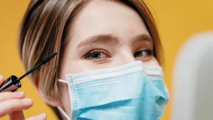 4 Ide Makeup Mata yang Menawan di Balik Masker