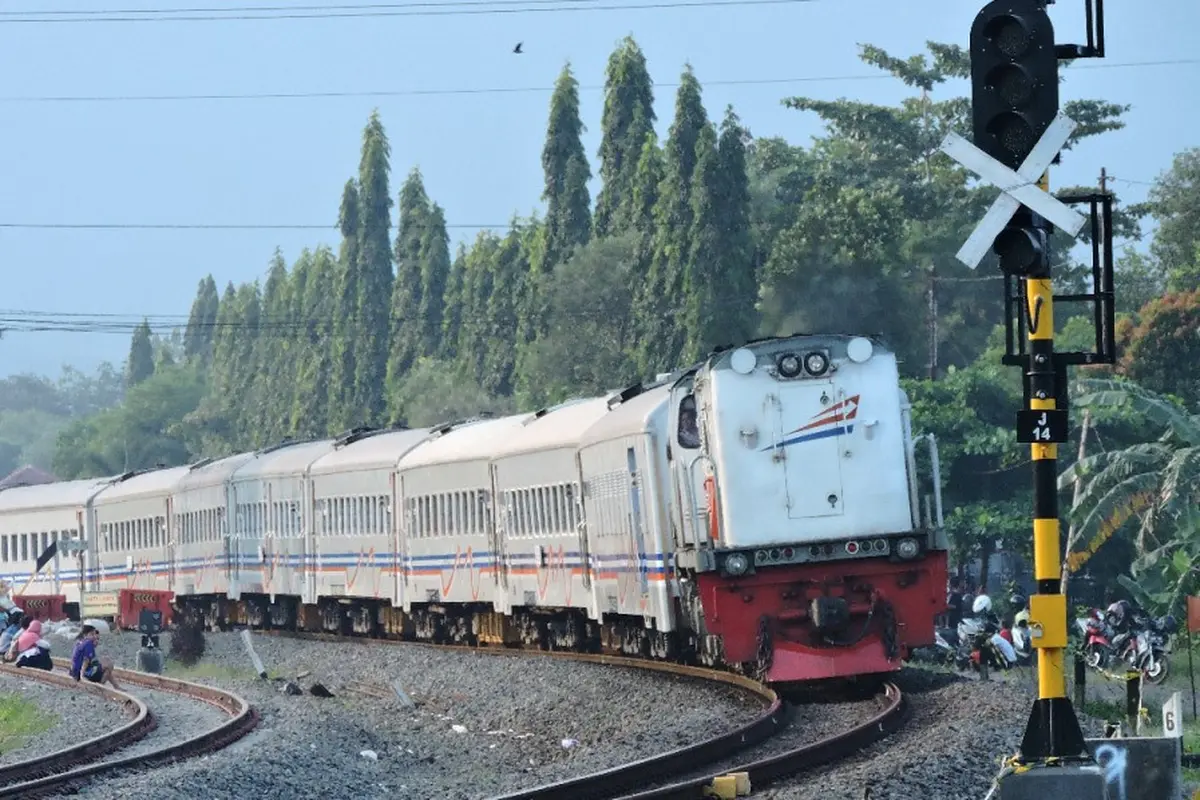 Ilustrasi – kereta api melintas di wilayah Daop 5 Purwokerto. (Foto: Liputan6.com/KAI Daop 5 PWT/Muhamad Ridlo)