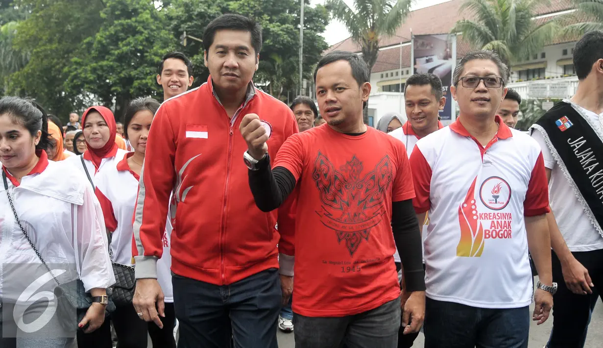 Ketua Umum Taruna Merah Putih (TMP), Maruarar Sirait dan Wali Kota Bogor Bima Arya Sugiarto saat mengikuti Kirab Budaya Taruna Merah Putih di Bogor, Minggu (13/11). (Liputan6.com/Yoppy Renato)