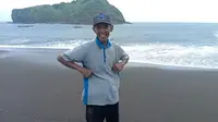 Salah Satu Saksi Mata Suro Memeragakan Korban Bergandengan Pada Saat Terseret Ombak Pantai Payangan Jember (Istimewa)