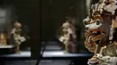 Patung dupa yang terbuat dari tanah liat di museum Martin Gropius Bau Berlin, Berlin, Jerman, (11/4/2016). Koleksi kali ini bertema "Maya - The Language of Beauty". (John MacDougall / AFP)