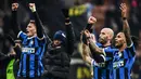 Para pemain Inter Milan merayakan kemenangan atas Cagliari pada laga Coppa Italia di Stadion Giuseppe Meazza, Rabu (15/1/2020). Inter Milan menang 4-1 atas Cagliari. (AFP/Miguel Medina)